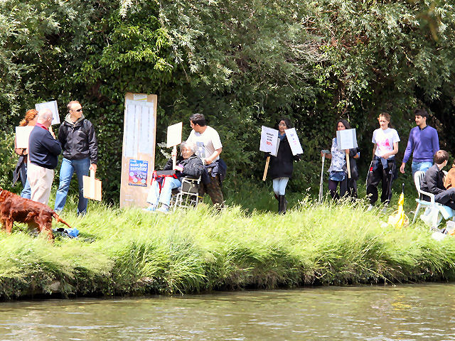 Class War protestors on the tow-path at the Bumps